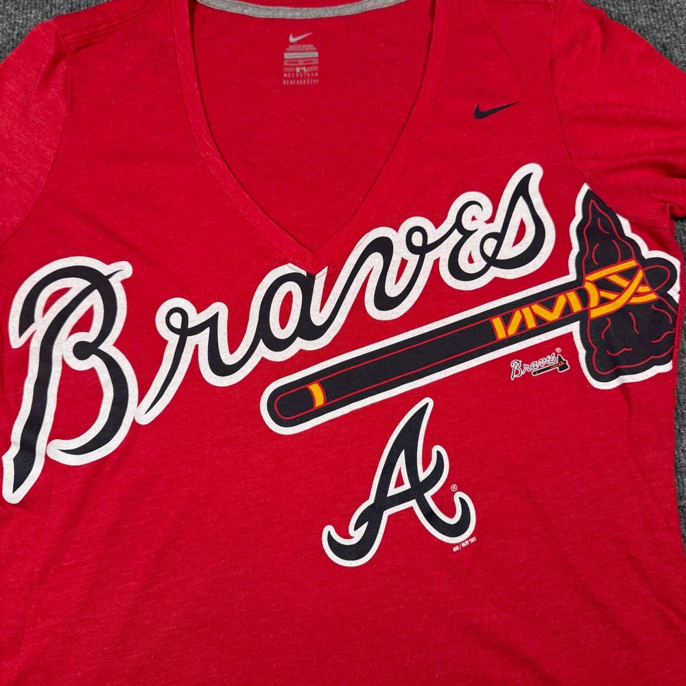 Nike Atlanta Braves MLB Womens Red V-Neck T-Shirt Sz XL Tomahawk Graphic